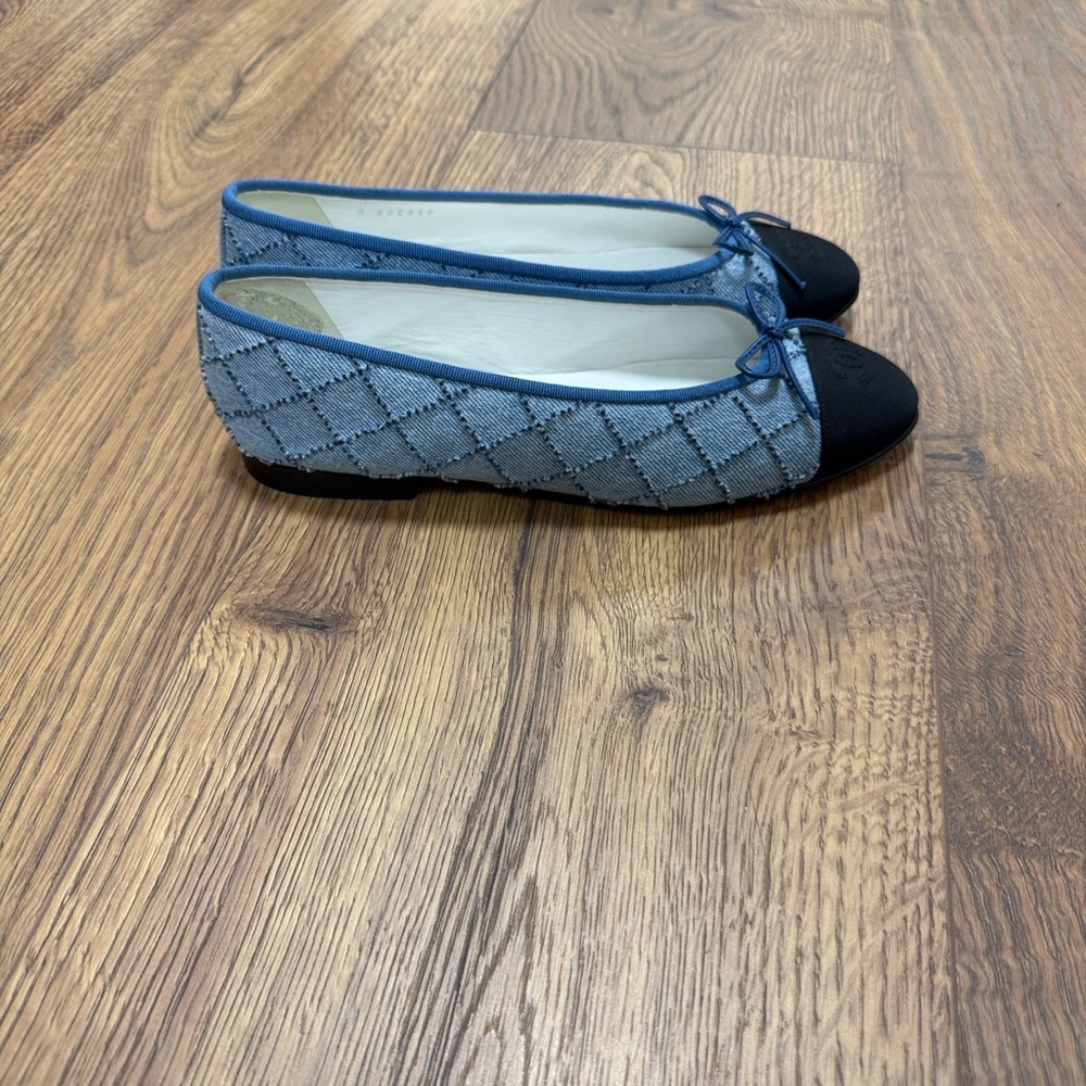 CHANEL Women's Elegant Blue and Black Flats - Picture 4 of 7